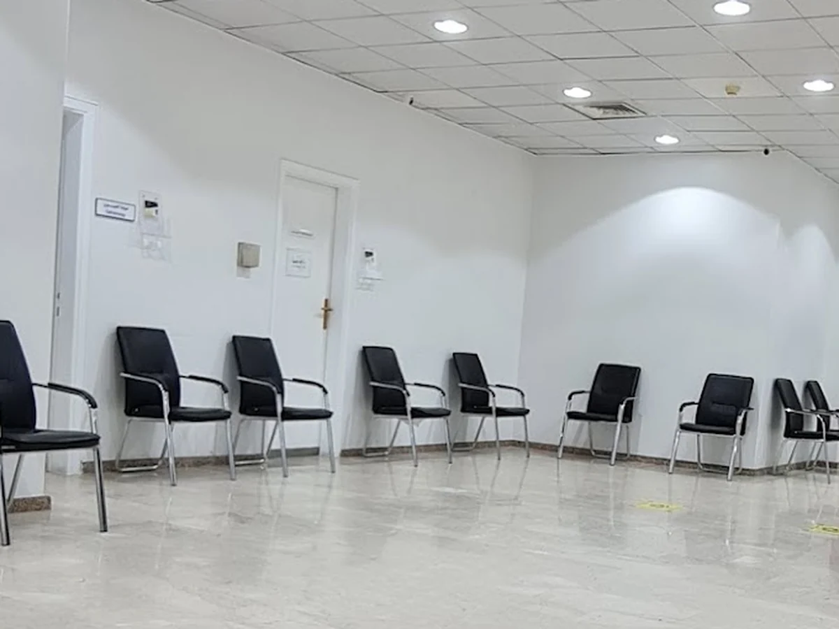 صالة الانتظار في مجمع عيادات عالم الطب فرع الملز — فحص رخصة القيادة بدون موعد